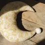 Domiva Coussin bébé en forme de demi-lune Savane, Beige, 30x40 cm - Élément décoratif apaisant pour chambre d'enfant