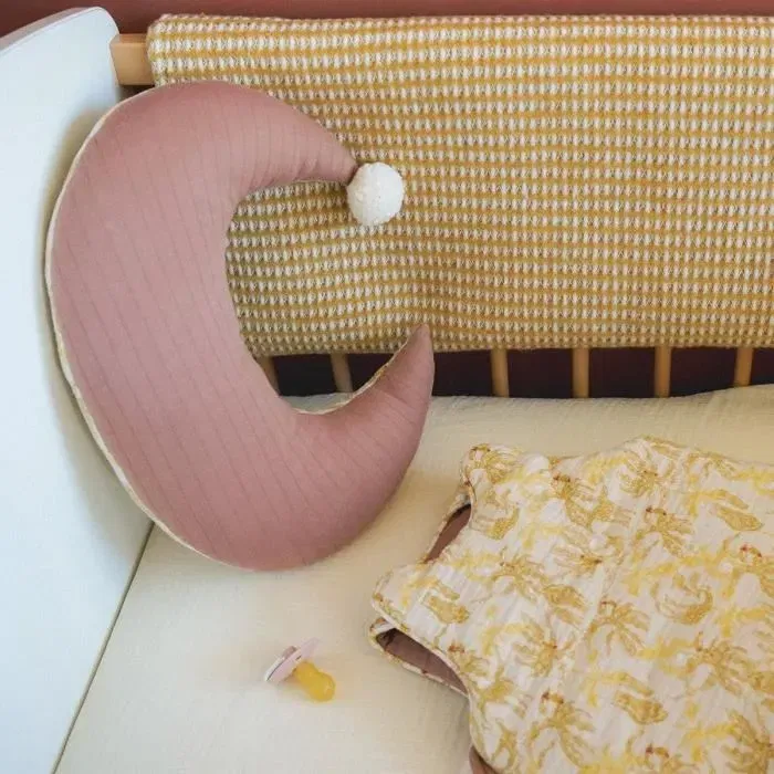 Domiva Coussin bébé en forme de demi-lune Savane, Beige, 30x40 cm - Élément décoratif apaisant pour chambre d'enfant