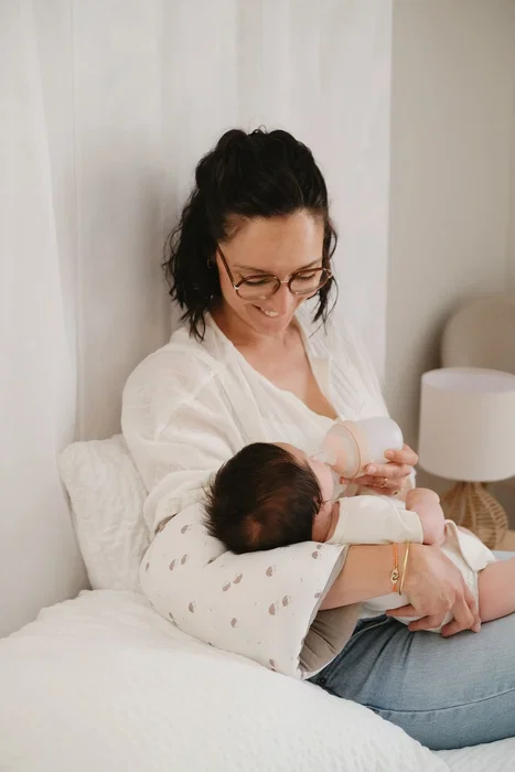 Tineo Brassard d'Allaitement - Soutien de Bras pour Bébé en Jersey de Coton Doux - Modèle Écru à Motif Hérissons