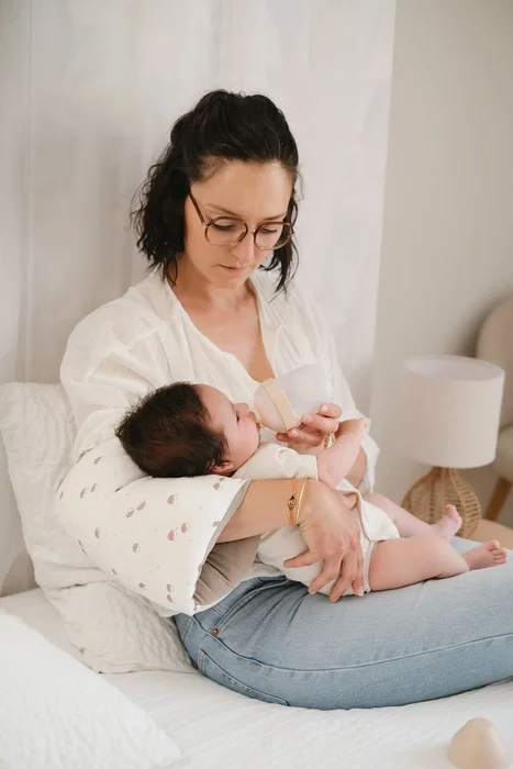 Tineo Brassard d'Allaitement - Soutien de Bras pour Bébé en Jersey de Coton Doux - Modèle Écru à Motif Hérissons