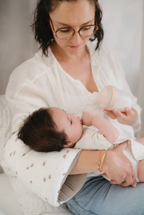 Tineo Brassard d'Allaitement - Soutien de Bras pour Bébé en Jersey de Coton Doux - Modèle Écru à Motif Hérissons