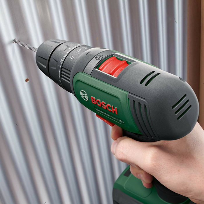 Bosch UniversalImpact 18 Perceuse à percussion sans-fil (2 batteries 1,5Ah + chargeur + coffret)