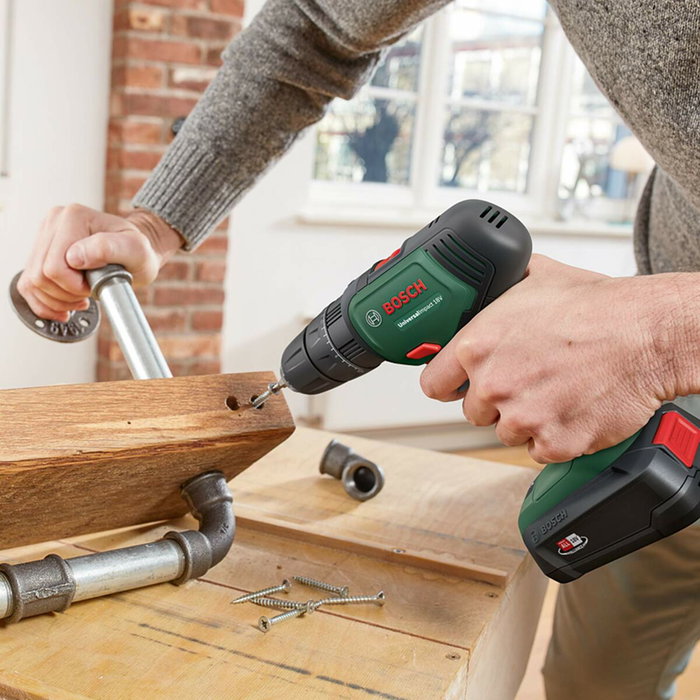 Bosch UniversalImpact 18 Perceuse à percussion sans-fil (2 batteries 1,5Ah + chargeur + coffret)