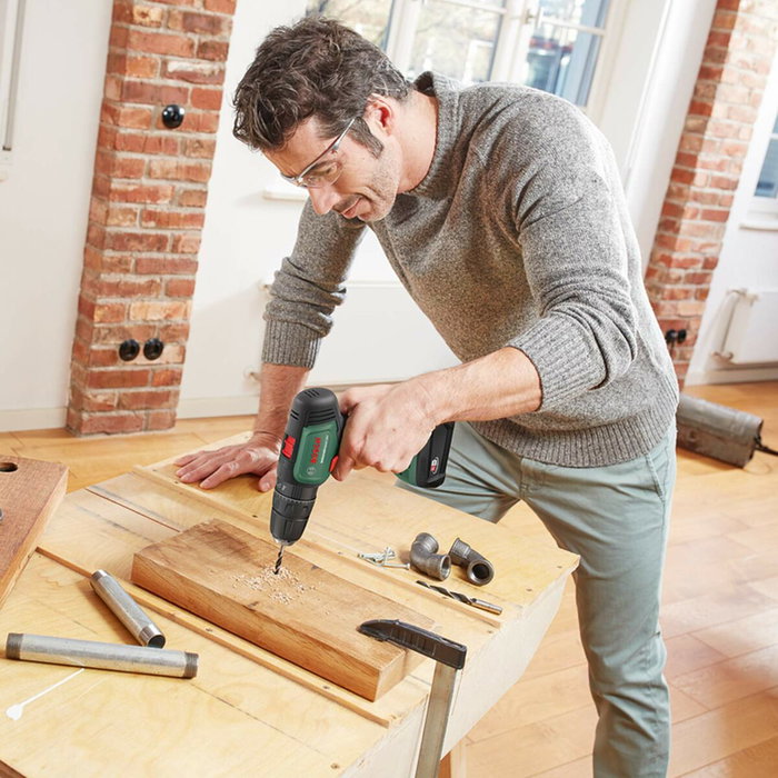Bosch UniversalImpact 18 Perceuse à percussion sans-fil (2 batteries 1,5Ah + chargeur + coffret)