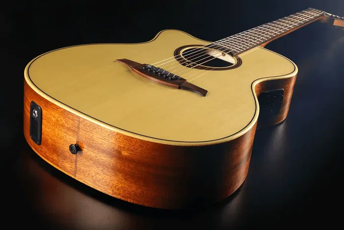 LAG Guitare électroacoustique Auditorium Tramontane 88 A/E Cutaway pour gaucher, table épicéa massif, caisse acajou, naturel, Stage Lâg