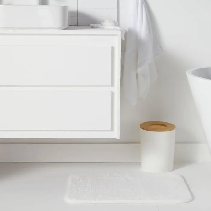 Today - Gamme Utility - Lot de 6 Accessoires Salle de Bain en Plastique et Bambou : Distributeur de Savon, Gobelet, Porte-Brosse à Dents, Porte-Savon, Brosse WC, Poubelle 7L - Blanc