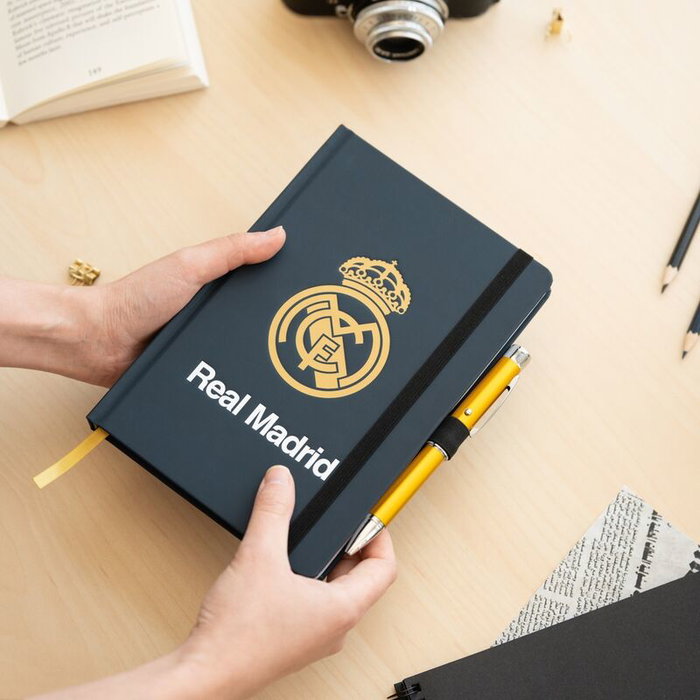 ERIK - Cuaderno A5 premium 96 hojas punteadas avec couverture rigide, élastique de fermeture, marque-page, poche intérieure et bolígrafo avec projecteur d'écusson Real Madrid