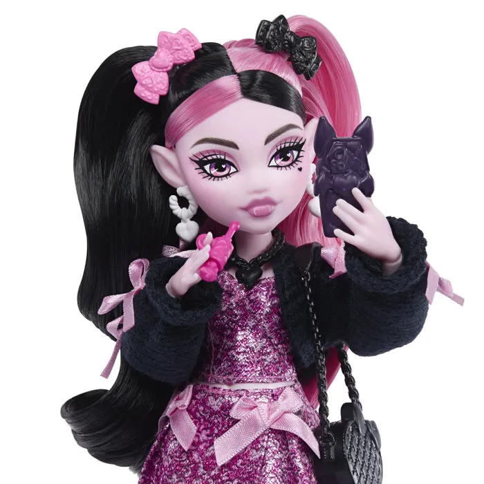 Monster High JHK29 - Poupée Draculaura et son animal prête pour l'école avec 7 accessoires, robe rose et veste noire