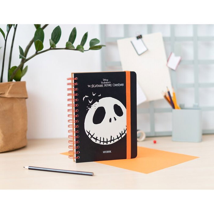 ERIK - Carnet A5 L'Étrange Noël de Monsieur Jack Disney - 90 pages - Couverture rigide, reliure Wire-O, élastique, poche intérieure ERIK - Carnet A5 L'Étrange Noël de Monsieur Jack Disney - 90 pages - Couverture rigide, reliure Wire-O, élastique, poche intérieure