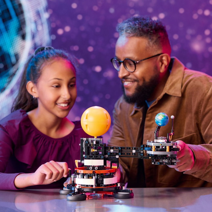 LEGO Technic 42179 La Planète Terre et la Lune en Orbite