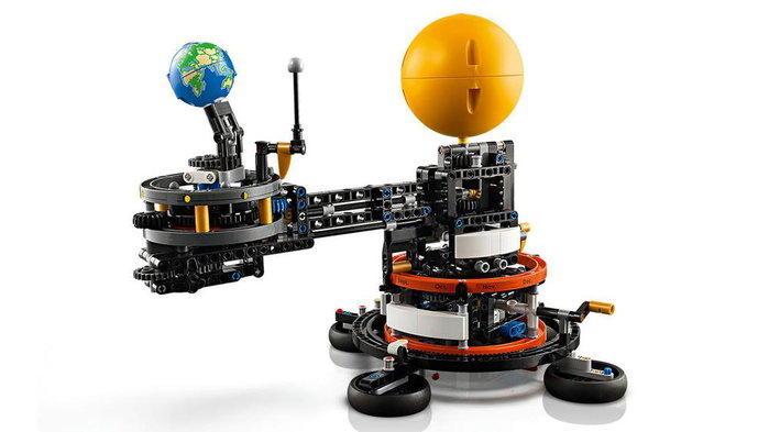LEGO Technic 42179 La Planète Terre et la Lune en Orbite