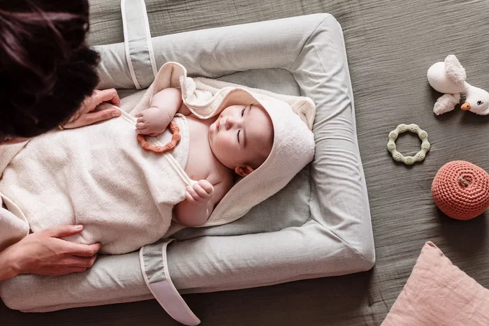 Candide Drap de bain XXL Parent/Bébé - Cape et Tablier 2-en-1 avec Capuche - Taille 100x100 cm - Couleur Écru