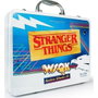 DOCTOR COLLECTOR WSQK Stranger Things Hawkins Hitmaker - Coffret Métallique Collector avec Vinyle 7", Affiche, Accessoires et Goodies