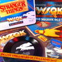 DOCTOR COLLECTOR WSQK Stranger Things Hawkins Hitmaker - Coffret Métallique Collector avec Vinyle 7", Affiche, Accessoires et Goodies