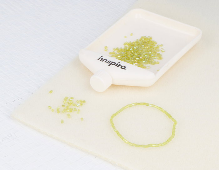 Innspiro Rocaille de verre cylindre mini aurora boréale vert olive 2x2mm 100g