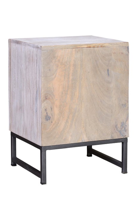 GINER Y COLOMER - Table de chevet ou table d'appoint avec 1 porte et 1 tiroir en bois de manguier massif et pieds métal, finition blanc vieilli et gris, 56 x 40 x 35 cm