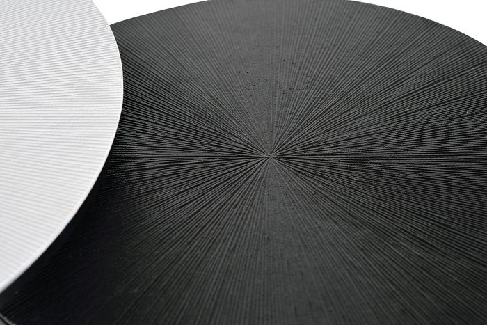 GINER Y COLOMER Lot de 2 tables basses en bois et métal, finition bronze et fer, plateau blanc et noir, diam. 45/76 cm et 40/56 cm