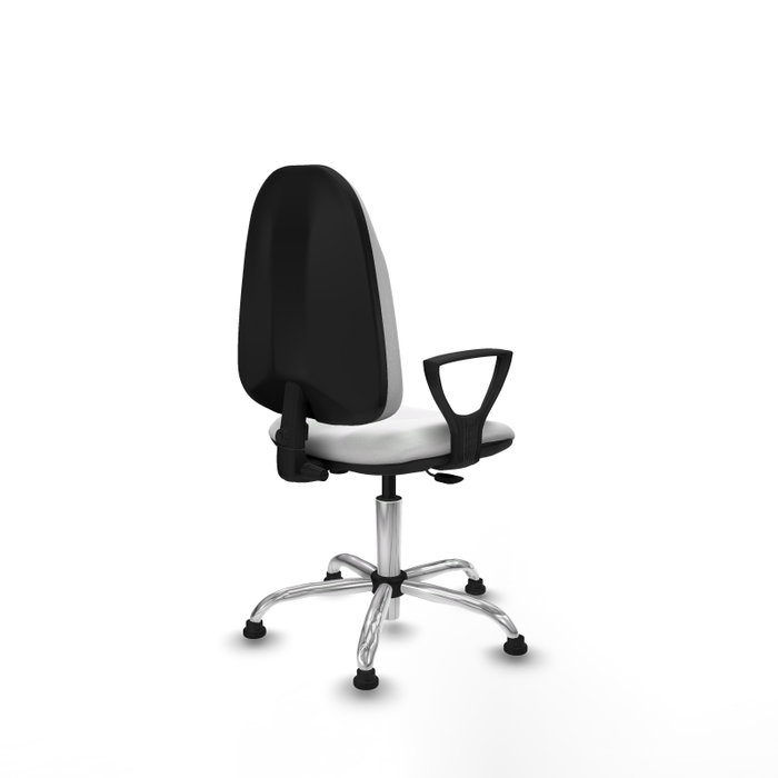 Chaise de bureau Algarra avec mécanisme de contact permanent de base, recouverte de tissu blanc. Équipée d'une base chromée, d'accoudoirs fixes et de butées