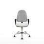 Chaise de bureau Algarra avec mécanisme de contact permanent de base, recouverte de tissu blanc. Équipée d'une base chromée, d'accoudoirs fixes et de butées