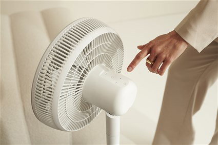 Duux DXCF60 Ventilateur de pied silencieux Essence blanc, 7 vitesses, oscillant, fonction nuit, très puissant (13 dB)