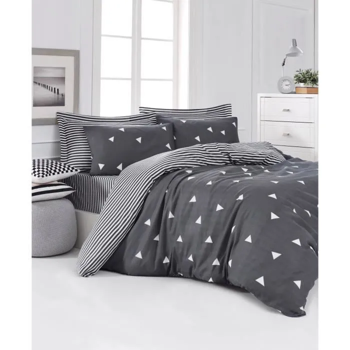 Parure de lit 240 x 220 cm - 1 housse de couette + 2 taies d'oreiller 60x60 cm - 65% coton 35% polyester - Gris et blanc - 120 fils Parure de lit 240 x 220 cm - 1 housse de couette + 2 taies d'oreiller 60x60 cm - 65% coton 35% polyester - Gris et blanc - 120 fils