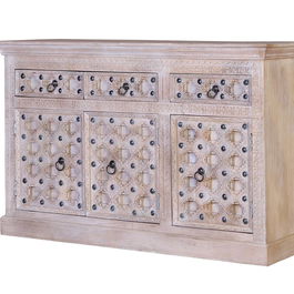 GINER Y COLOMER Buffet artisanal en bois de manguier naturel avec 3 portes et 3 tiroirs, finition patine blanche et détails en fer vieilli - Style BAKRA (92x150x40 cm)