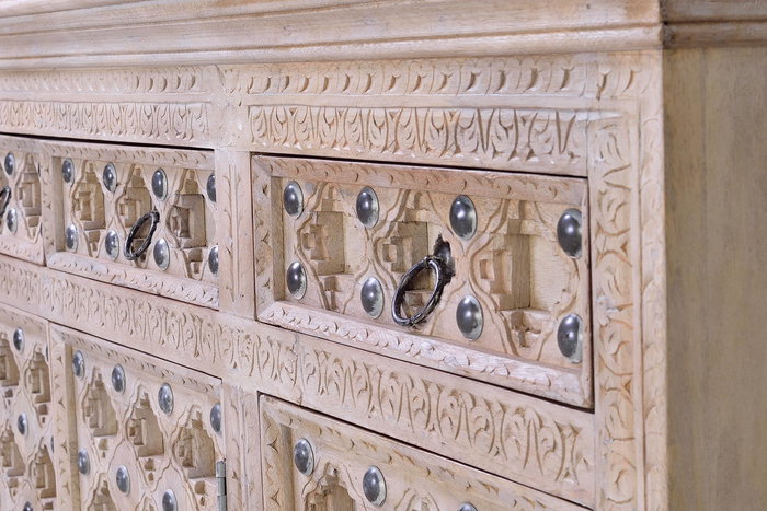 GINER Y COLOMER Buffet artisanal en bois de manguier naturel avec 3 portes et 3 tiroirs, finition patine blanche et détails en fer vieilli - Style BAKRA (92x150x40 cm)