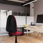 Chaise de bureau Aýna avec mécanisme de contact permanent de base, recouverte de tissu rouge. Équipée d'une base en polyamide noir, d'accoudoirs 1D et de roulettes en nylon de 50 mm.