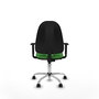 Chaise de bureau Algarra avec mécanisme de contact permanent de base, rembourrée de tissu vert. Équipée d'une base chromée, d'accoudoirs 1D et de roulettes en nylon de 50 mm.