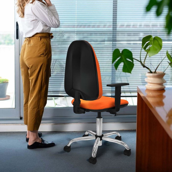 Chaise de bureau Algarra avec mécanisme de contact permanent de base, rembourrée de tissu vert. Équipée d'une base chromée, d'accoudoirs 1D et de roulettes en nylon de 50 mm.