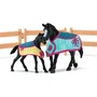 Schleich 42611 Horse Club - Box pour cheval avec jument et poulain, coffret jeu avec 34 figurines dont 2 chevaux, pour enfants 5 ans et plus