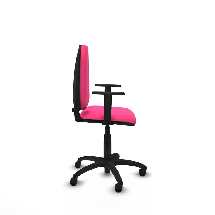 Chaise de bureau Aýna avec mécanisme de contact permanent de base, rembourrée en simili cuir rose. Équipée d'une base en polyamide noir, d'accoudoirs 1D et de roulettes pour parquet.