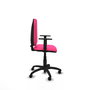 Chaise de bureau Aýna avec mécanisme de contact permanent de base, rembourrée en simili cuir rose. Équipée d'une base en polyamide noir, d'accoudoirs 1D et de roulettes pour parquet.