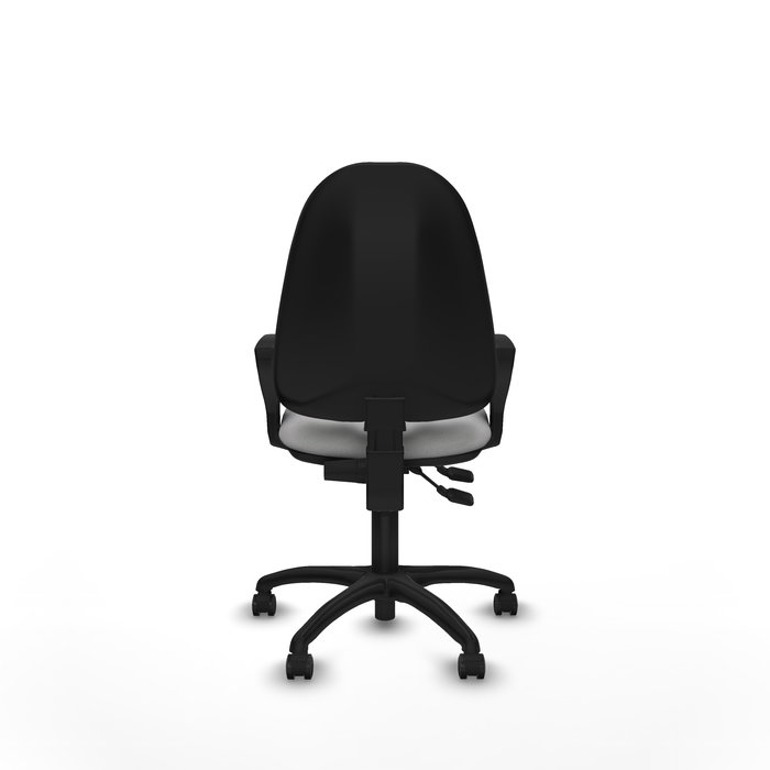 Chaise de bureau Algarra avec mécanisme Contact permanent à double poignée, rembourrée de tissu gris clair. Équipée d'une base en polyamide noir, d'accoudoirs fixes et de roulettes autobloquantes