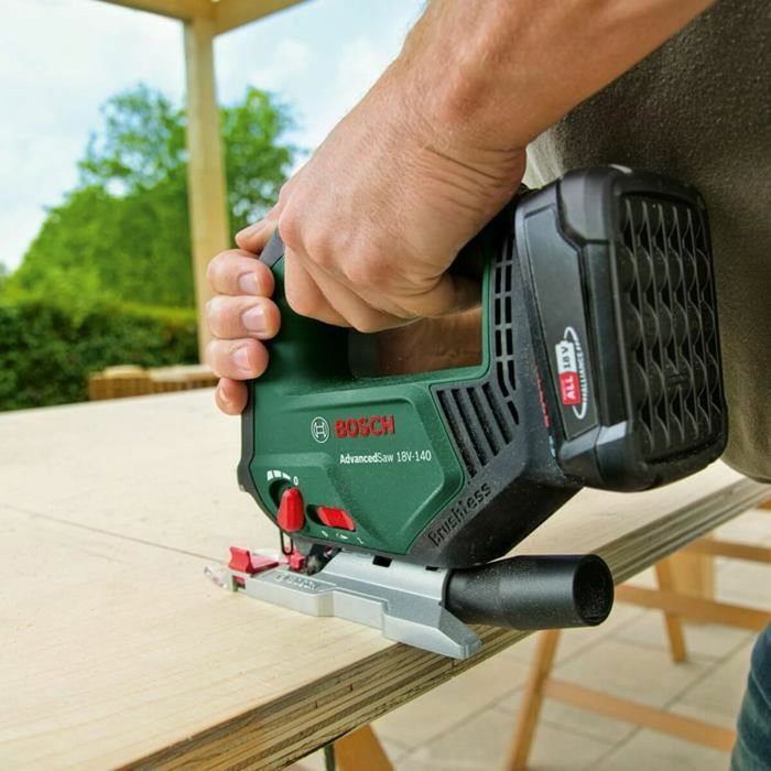 Bosch AdvancedSaw Scie sauteuse 18V avec batterie 2,0 Ah et chargeur Bosch AdvancedSaw Scie sauteuse 18V avec batterie 2,0 Ah et chargeur