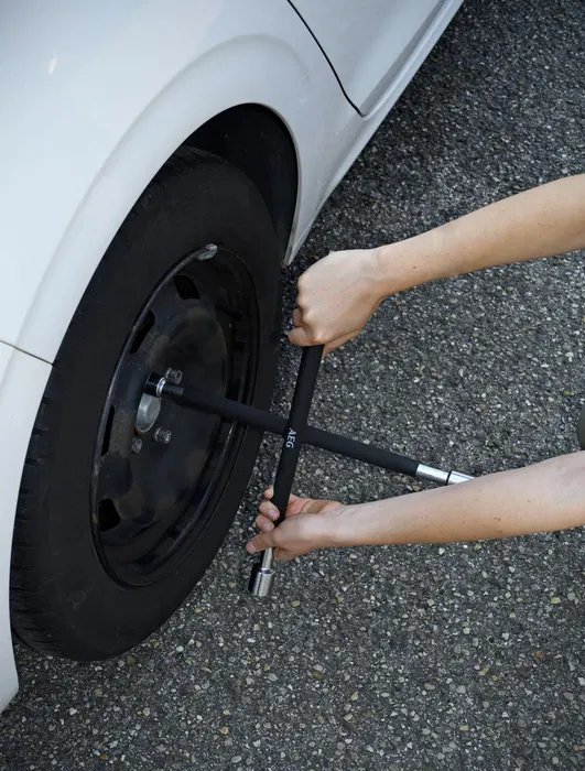 AEG Clé en croix démonte-roue renforcée avec 3 douilles 17/19/21mm et carré 1/2 - Acier inoxydable haute qualité et revêtement mousse antiglisse - Gris