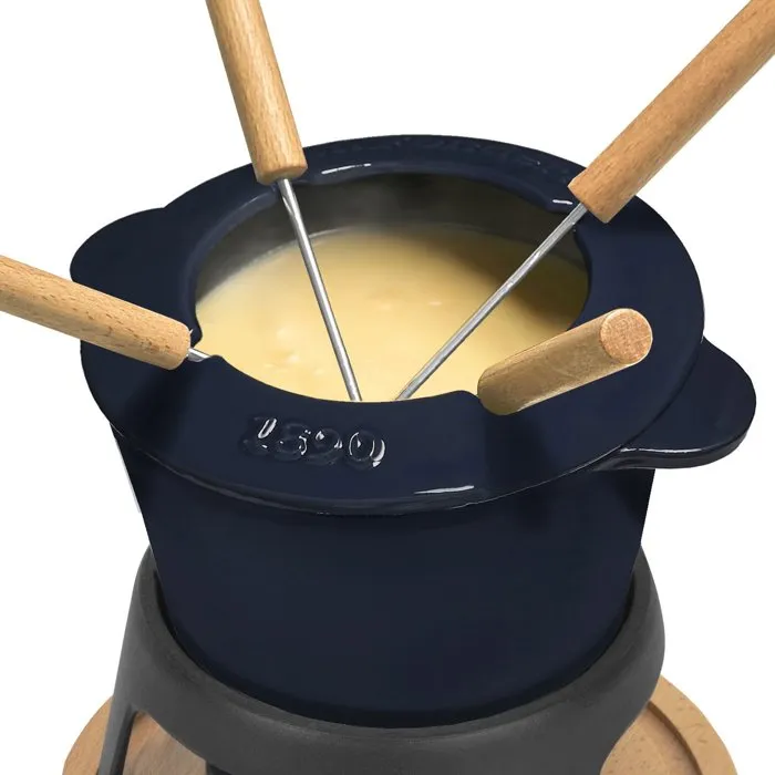 La Fonderie 1890 - Fondue en fonte émaillée Mont d'Arbois, 1.2 L pour 4 personnes, socle bois, compatible lave-vaisselle et tous feux (électrique, induction, gaz, four), bleu