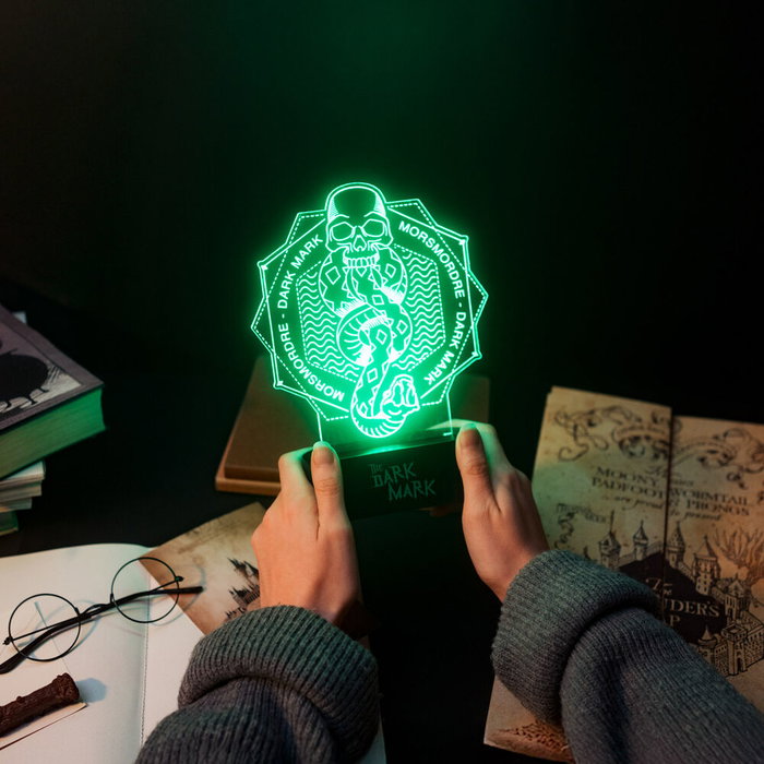 ERIK Lampe LED Harry Potter - Rétroéclairage ambiant avec alimentation USB-C et piles AAA - Fabrication ABS et acrylique - Dimensions 16x21,5x5,5 cm ERIK Lampe LED Harry Potter - Rétroéclairage ambiant avec alimentation USB-C et piles AAA - Fabrication ABS et acrylique - Dimensions 16x21,5x5,5 cm