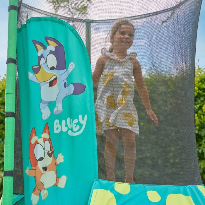 TP TOYS Trampoline TP TOYS - BLUEY pour Enfants Ø140 cm avec Porte Sécurisée Igloo, Noir, Résistant aux UV, à Partir de 3 Ans