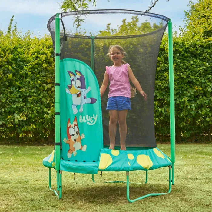 TP TOYS Trampoline TP TOYS - BLUEY pour Enfants Ø140 cm avec Porte Sécurisée Igloo, Noir, Résistant aux UV, à Partir de 3 Ans