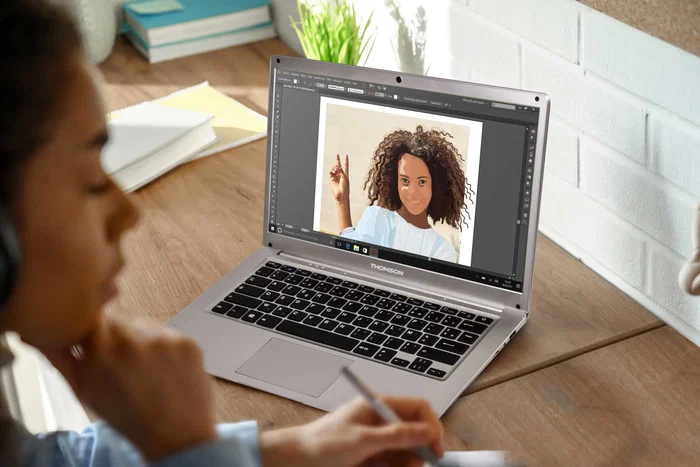 Thomson N14C4SL128MS PC Portable 14" Intel Celeron 4 Go RAM SSD 128 Go Windows Argent avec Housse de Protection et Souris