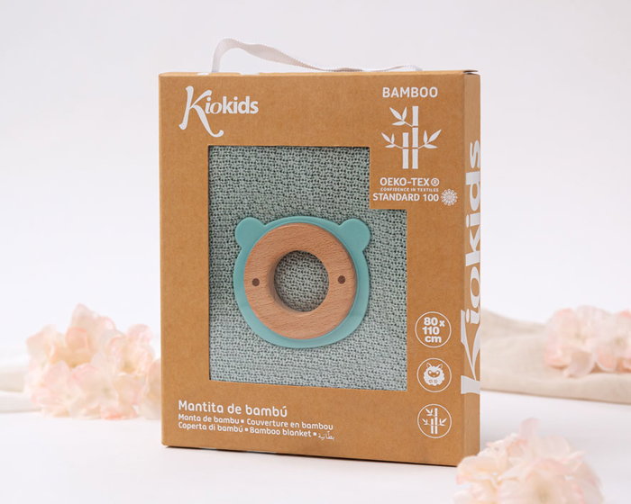 KioKids Set bébé manta de bambú et anneau de dentition en bois de hêtre et silicone - Couleur sauge, 80x110 cm KioKids Set bébé manta de bambú et anneau de dentition en bois de hêtre et silicone - Couleur sauge, 80x110 cm