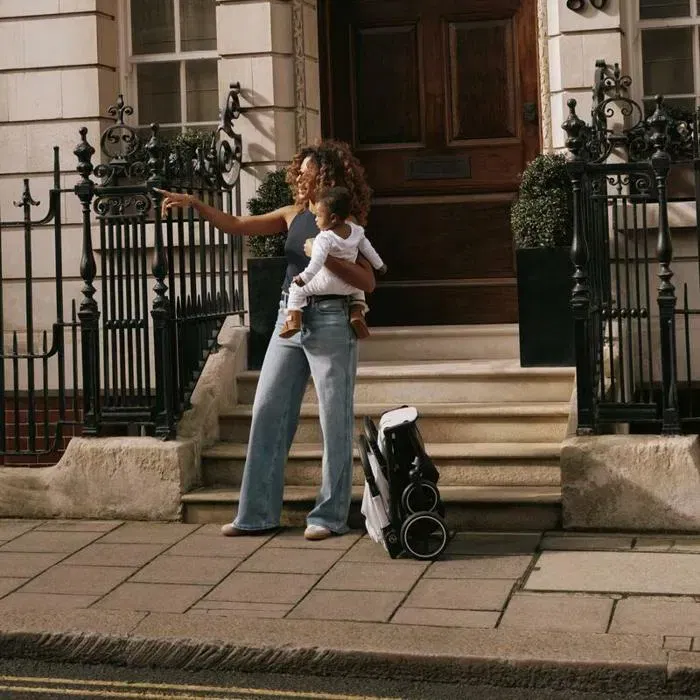 CYBEX Beezy Poussette Compacte 2-en-1 Travel System - Roues Tout-Chemin avec Suspensions, Siège Inclinable à Plat, Pliage Une Main, Panier 5 kg - Khaki