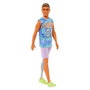 Barbie Ken Fashionista Poupée avec Prothèse de Jambe Hjt11 - Cheveux Bruns, Tenue Los Angeles - Multilingue