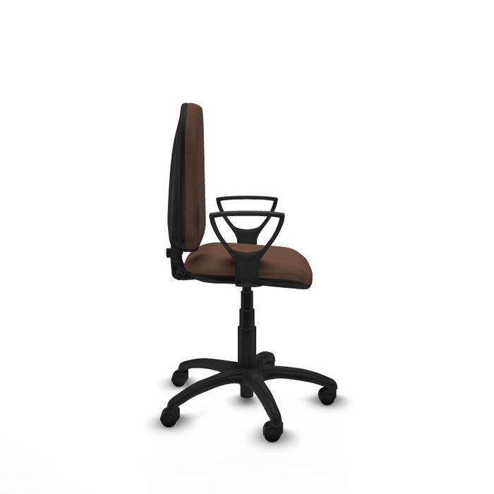 Chaise de bureau Aýna avec mécanisme de contact permanent de base, recouverte de tissu marron foncé. Équipée d'une base en polyamide noir, d'accoudoirs fixes et de roulettes en nylon de 50 mm