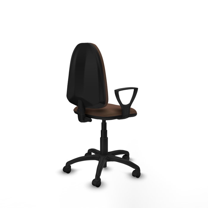 Chaise de bureau Aýna avec mécanisme de contact permanent de base, recouverte de tissu marron foncé. Équipée d'une base en polyamide noir, d'accoudoirs fixes et de roulettes en nylon de 50 mm
