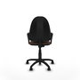 Chaise de bureau Aýna avec mécanisme de contact permanent de base, recouverte de tissu marron foncé. Équipée d'une base en polyamide noir, d'accoudoirs fixes et de roulettes en nylon de 50 mm