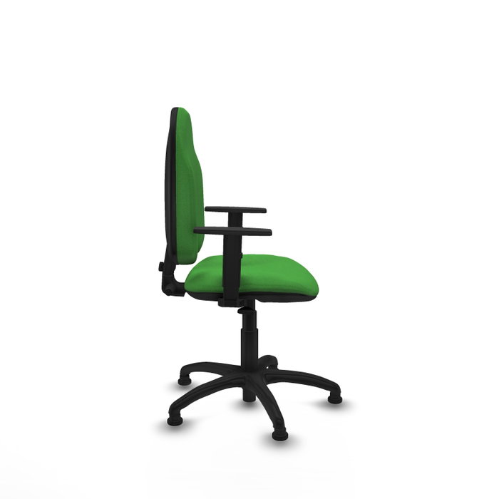 Chaise de bureau Algarra avec mécanisme de contact permanent de base, recouverte de tissu vert. Équipée d'une base en polyamide noir, d'accoudoirs 1D et de butées