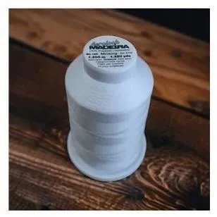 Madeira Boite de 4 Bobines de Fil pour Surjeteuse - Fil Couture Resistante pour Finitions Professionnelles sur Tissus Fins et Epais