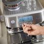 Sage SES878BSS4EEU1 Cafetière Barista Pro Machine à Expresso avec Broyeur Intégré Conique, LCD, ThermoJet, Portefiltre 54 mm, Mousseur à Lait, Noir